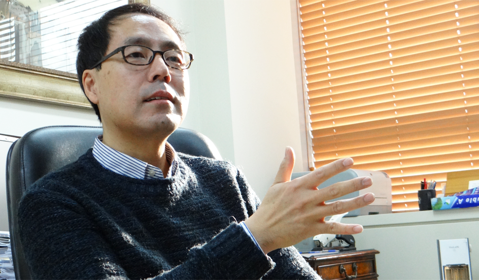 IBS 분자분광학 및 동력학연구단 조민행 단장은 분자의 3차원 구조를 파악하기 위해 분자 동영상을 촬영할 수 있는 도구를 개발하겠다고 밝혔다. 