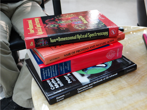 맨 위에 조민행 단장이 2009년 저술한 '2차원 광학분광학(Two-Dimensional Optical Spectroscopy)'이 놓여 있다. 이 책은 다차원 분광학 분야에서 중요한 참고서 중 하나라는 평가를 받고 있다.