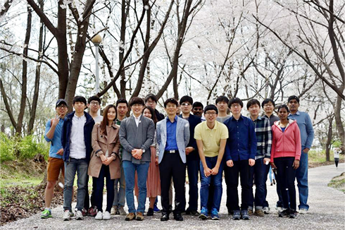 2014년 4월에 찍은 연구실 단체 사진. 김경환 연구원(우측 네 번째)은 연구실 8년차 최고참급이다.