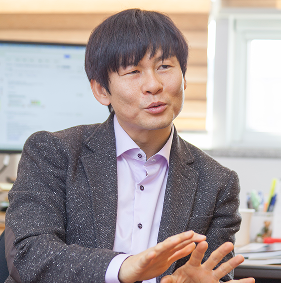 화학결합의 처음과 끝을 밝혀내는 데 성공한 이효철 그룹리더는 “화학결합이 깨지는 과정보다 화학결합이 형성되는 과정을 보기가 더 어렵다”고 설명하고 있다.