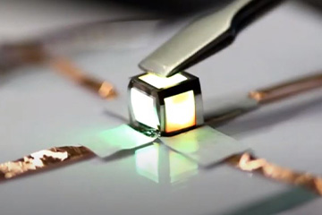 Ultrathin quantum dot LED that can be folded freely as paper