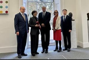 Director KIM V. Narry Signs the Charter of the Royal Society
