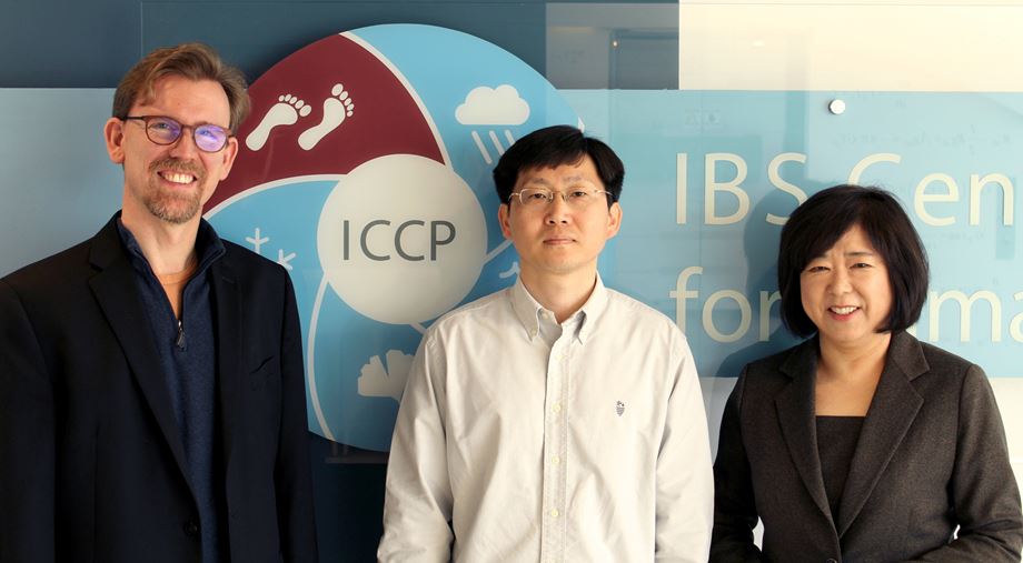 From left: Director Axel Timmermann, Eui-Seok Chung and Prof. Kyung-Ja Ha