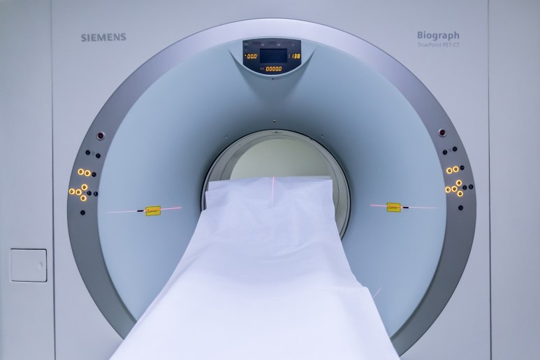 신체 내부를 진단하기 위한 자기공명영상(MRI) 장치에도 전기저항을 없앤 초전도 자석이 사용된다. (출처: Pixabay)