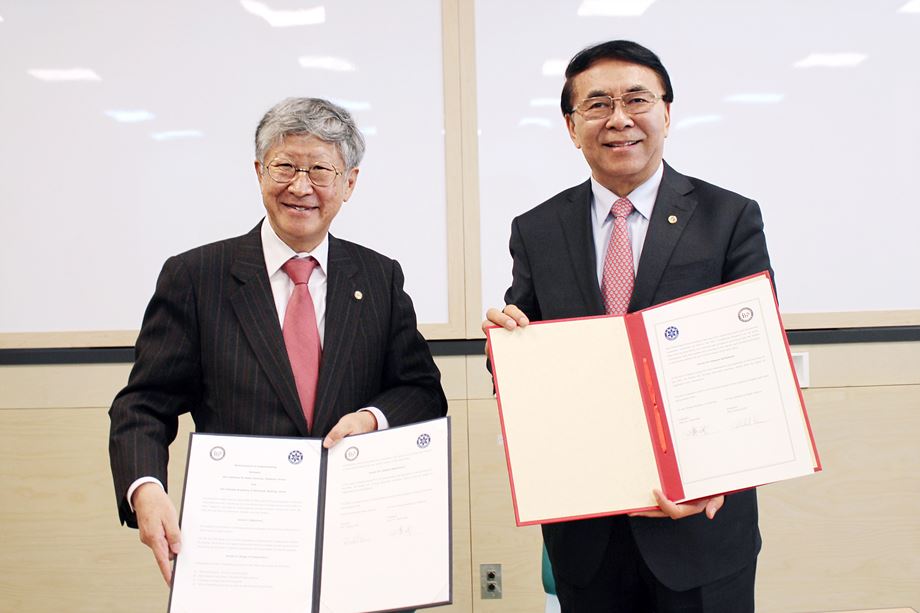 IBS president Doochul KIM (left) and CAS president BAI Chunli (right)