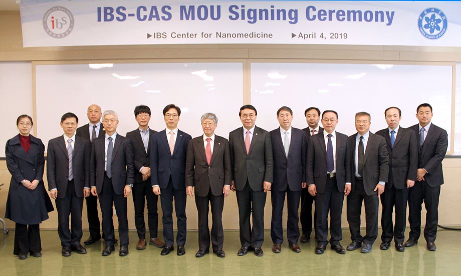 사진2. IBS-CAS MOU 체결식 참가자들의 단체사진. (좌측 다섯번째부터 심시보 IBS 정책기획 본부장, 천진우 IBS 나노의학 연구단장, 김두철 IBS 원장, 바이 춘리 CAS 원장, 우 우에량 중국과학원대학 부총장, 씨에 용 중국과학원대학 국제협력실장.)