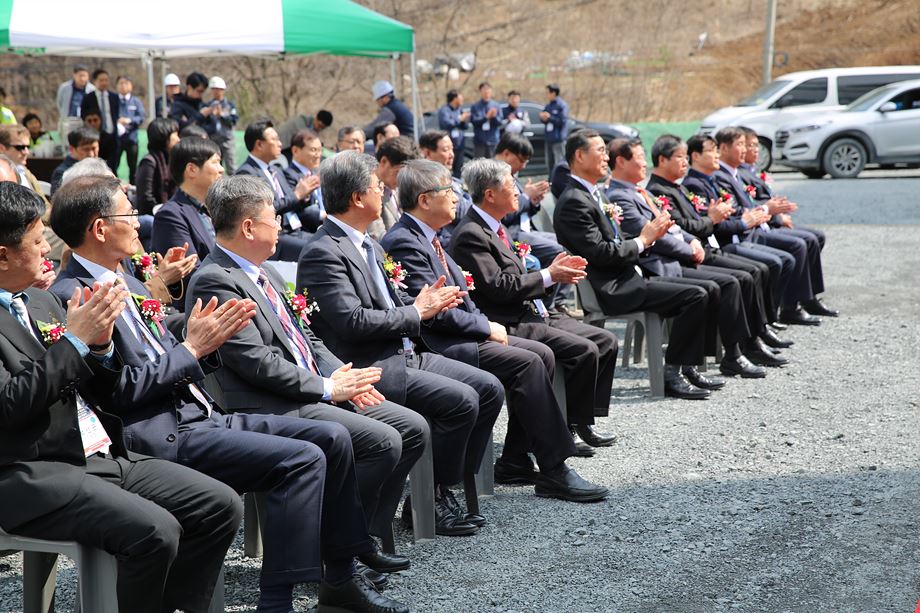 사진2. 12일 강원도 정선군 신동읍에서 열린 IBS 우주입자연구시설 착공식에 참석한 내빈들의 모습