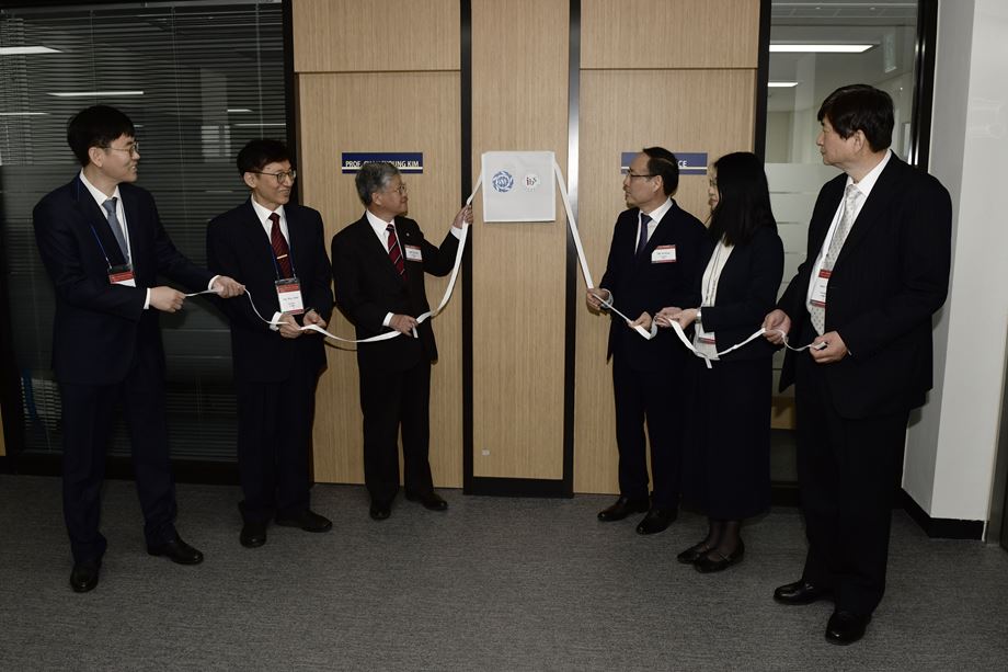 From left to right: Associate Director Chanyoung Kim and Director Taewon Noh from CCES, IBS President Doochul Kim, President Sejung Oh from Seoul National University, Director Hatsumi Mori and Professor Shik Shin from ISSP in Japan.