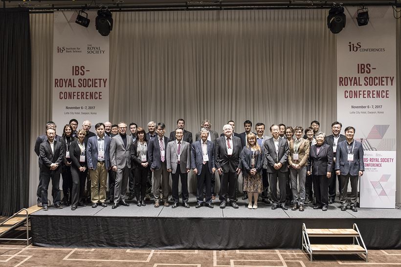 [사진 2] 지난 ‘한·영 리서치 콘퍼런스’에 참석한 연사들이 단체 사진을 촬영하고 있다.
