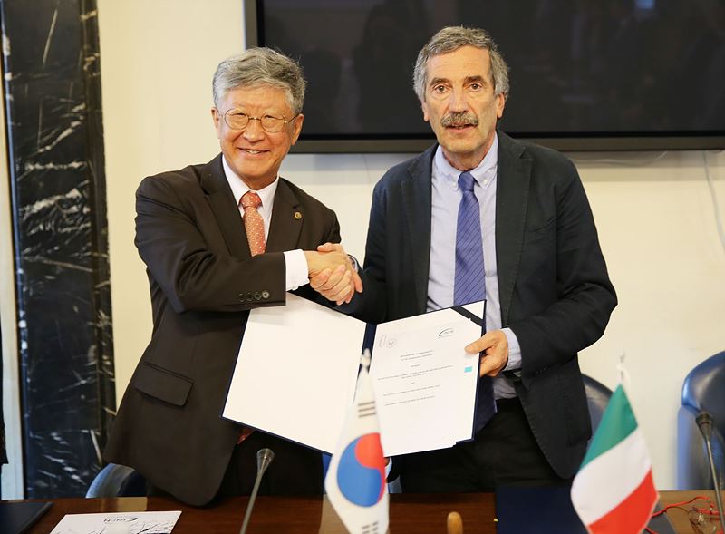 김두철 IBS 원장(왼쪽)과 페르난도 페로니 이탈리아 INFN 소장이 MOU 체결 이후 악수를 나누고 있다.