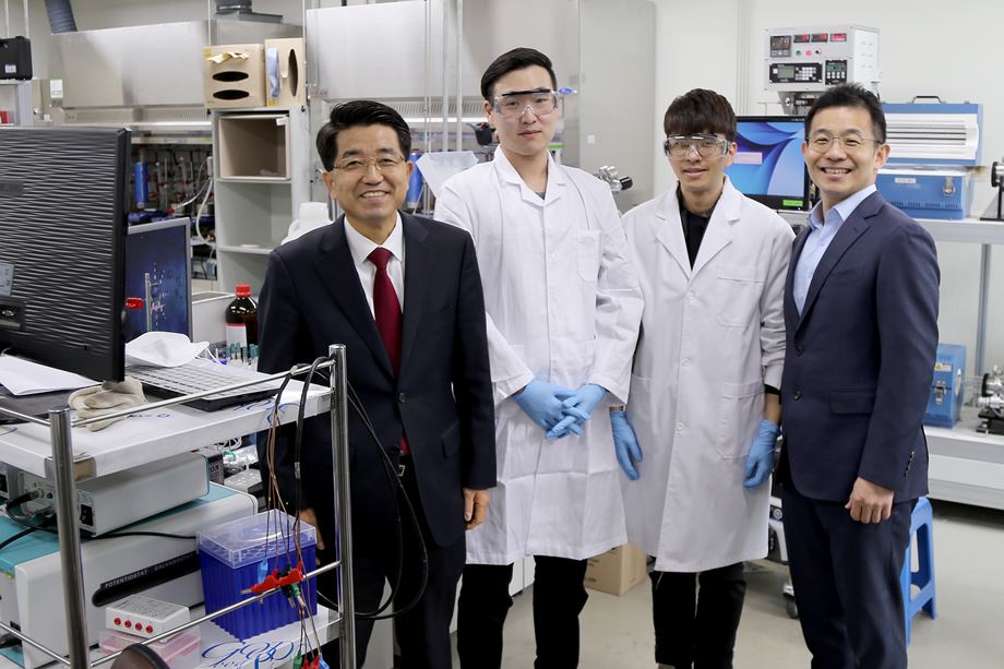 The IBS Center for Nanoparticle Research, led by Director HYEON Taeghwan (left), focuses its research on the synthesis of nanoparticles and respective applications.