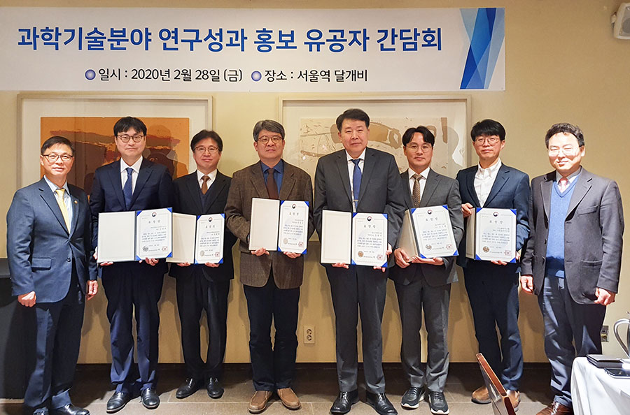 From the right, GOH Seo-gon (MSIT Director of R&D Policy Bureau), SHIM Shibo (IBS Head of Division of Policy and Planning), Prof. KIM Guntae (UNIST), Dr. KIM Yong-jin (Korea Institute of Machinery and Materials), Dr. MOON Hong-gyu (Korea Astronomy and Space Science Institute), Dr. YOU Bum Jae (Korea Institute of Science and Technology), Dr. JUNG Seunghwan (Biocon), and Jeong Byungseon (MSIT 1st Vice Minister).