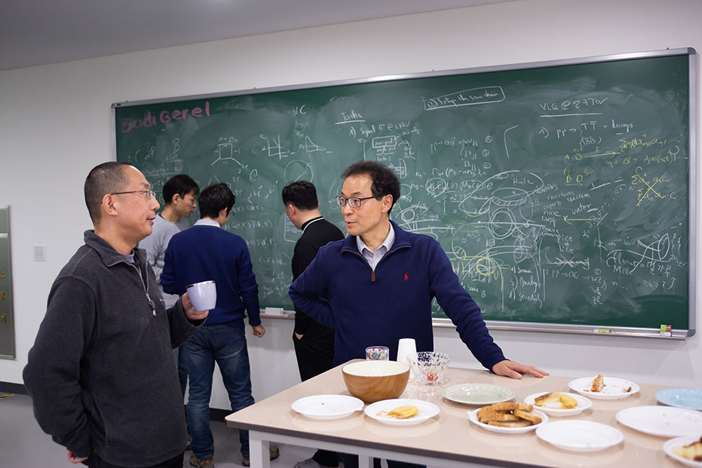 순수물리이론 연구단에서는 다양한 모임과 활발한 토론을 통해 연구주제를 발굴한다. 특히 아래층에 위치한 복잡계 이론물리 연구단과는 매주 티타임을 운영한다. 이론물리를 연구하는 두 연구단이 자유롭게 소통할 수 있는 시간이다.