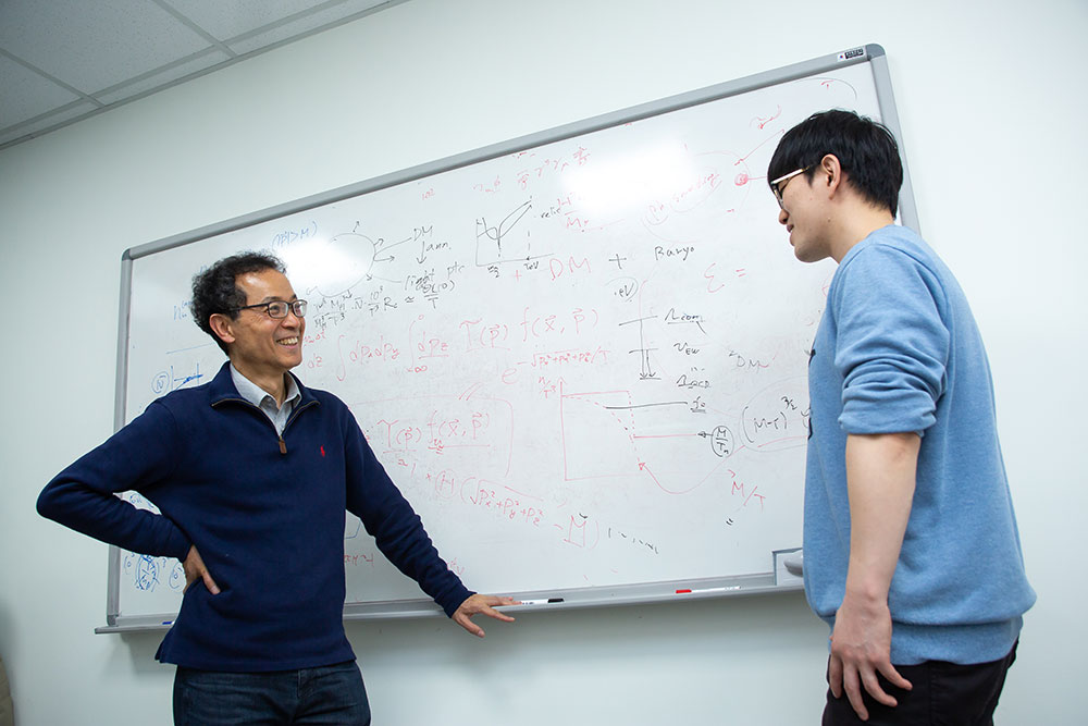 Prof. Choi discussing with his research team member. He always emphasizes the importance of discussion among researchers.