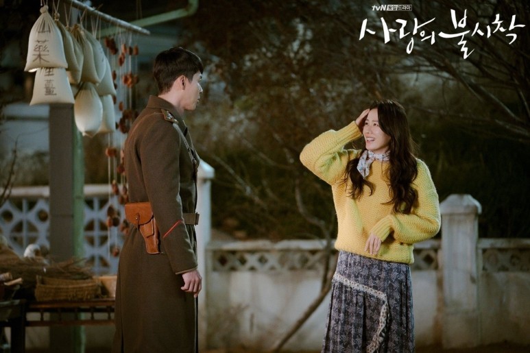 tvN의 드라마 ‘사랑의 불시착’은 예상치 못한 사고로 인해 북한으로 ‘불시착’ 한 윤세리(손예진)과 리정혁(현빈)의 러브스토리와 함께 북한의 마을, 장터 등의 모습을 보여주며 시청자들의 눈길을 끌었다. (출처: tvN)