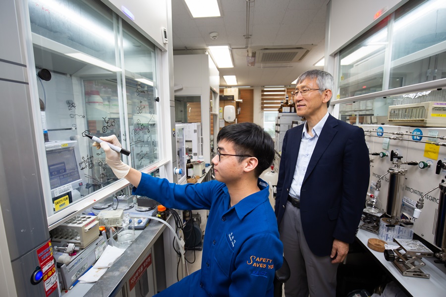 Director Chang believes that the support he has received from KAIST and the IBS have been instrumental in his outstanding research performance. A laboratory at the Center for Catalytic Hydrocarbon Functionalizations of the IBS on the KAIST campus.