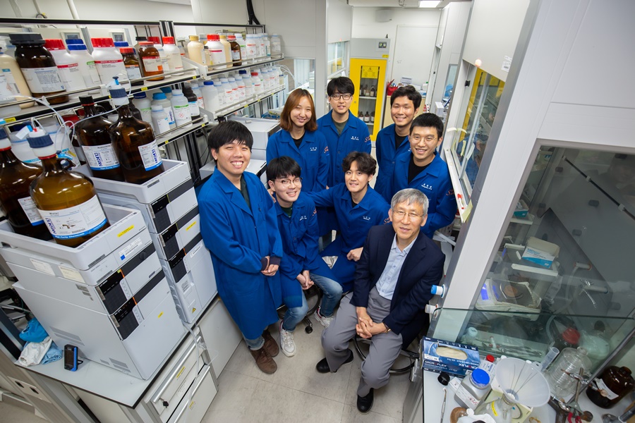 Director Chang believes that the support he has received from KAIST and the IBS have been instrumental in his outstanding research performance. A laboratory at the Center for Catalytic Hydrocarbon Functionalizations of the IBS on the KAIST campus.