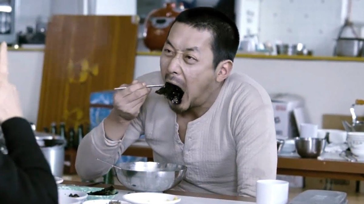영화 <황해> 속 하정우의 김 먹방은 10년이 훌쩍 지난 오늘날에도 사랑 받으며 수많은 패러디를 양산하고 있다. 초췌한 몰골이지만, 그의 얼굴엔 여전히 김이 묻어있다. 잘생‘김’ (출처 : 영화 <황해>)