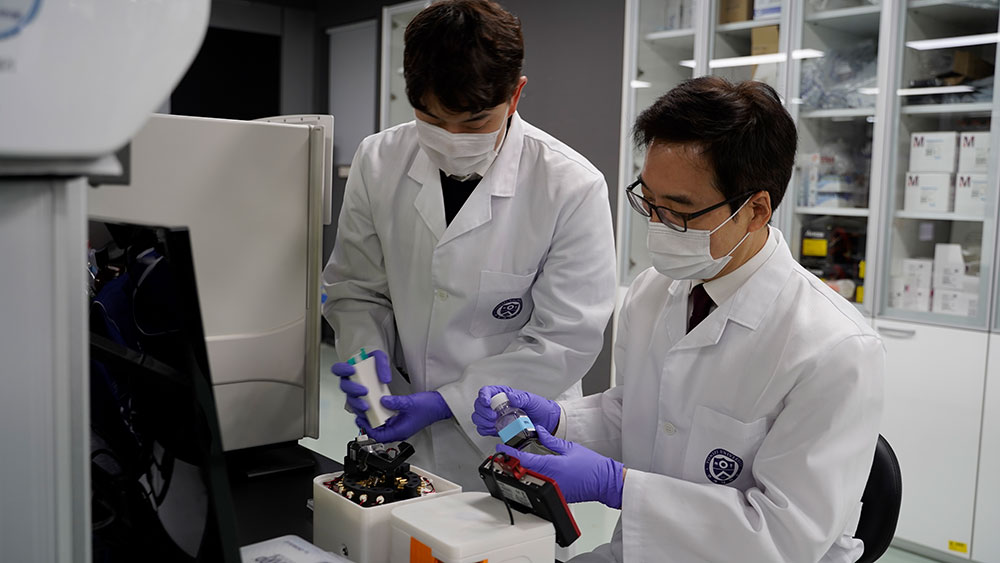 지난 12월 3일 개최된 연구성과 브리핑에서 정지용 연구원(좌, 제1저자), 천진우 IBS 나노의학 연구단장(우, 공동교신저자)가 nanoPCR을 시연하고 있다.