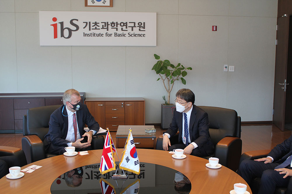 British Ambassador to Korea Simon Smith (left) and IBS President Noh Do Young (right) discuss ways the two nations can cooperate in basic science. 