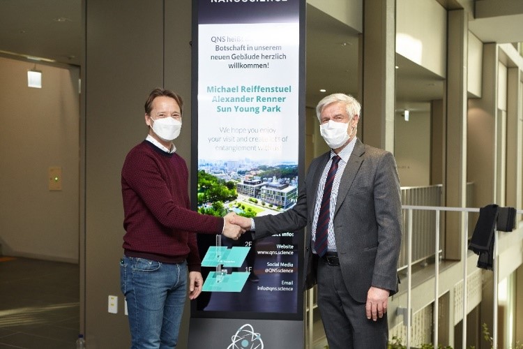 QNS Director, Andreas Heinrich (Left) with German Ambassador to Korea Michael Reiffenstuel (Right)