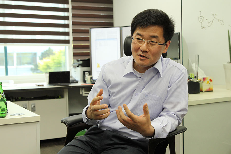 Associate Director BAIK Mu-Hyun of the IBS Center for Catalytic Hydrocarbon Functionalizations