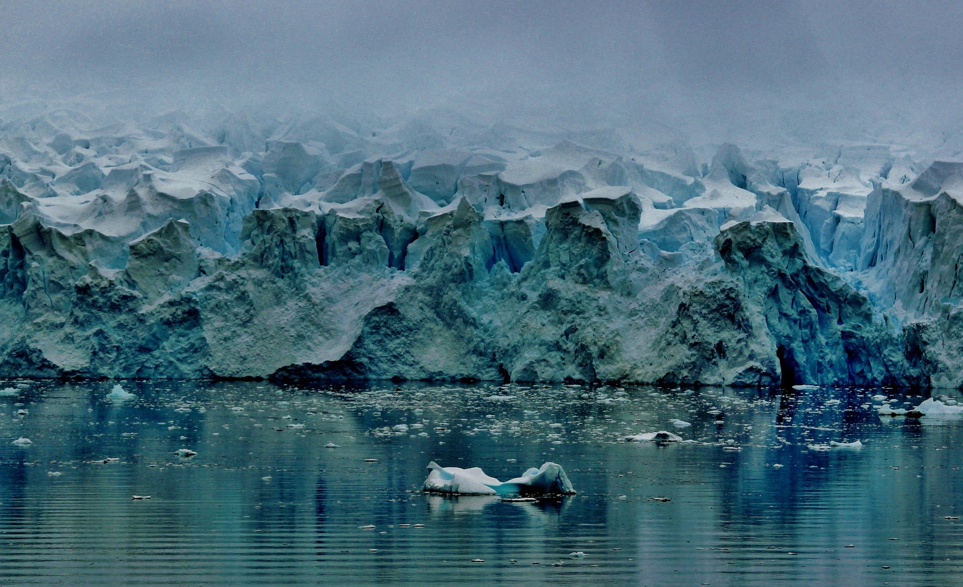 기후변화로 빙하가 녹는 사진