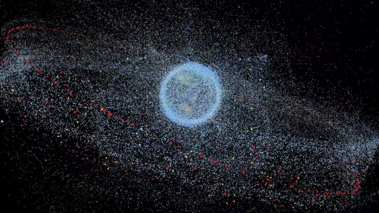 지구를 둘러싸고 있는 우주 쓰레기들. 지구를 얇은 막처럼 둘러싸고 있는 것은 저궤도 쓰레기, 가로로 넓게 위성 궤도처럼 둘러싸고 있는 것은 정지궤도 쓰레기다. 출처: ESA