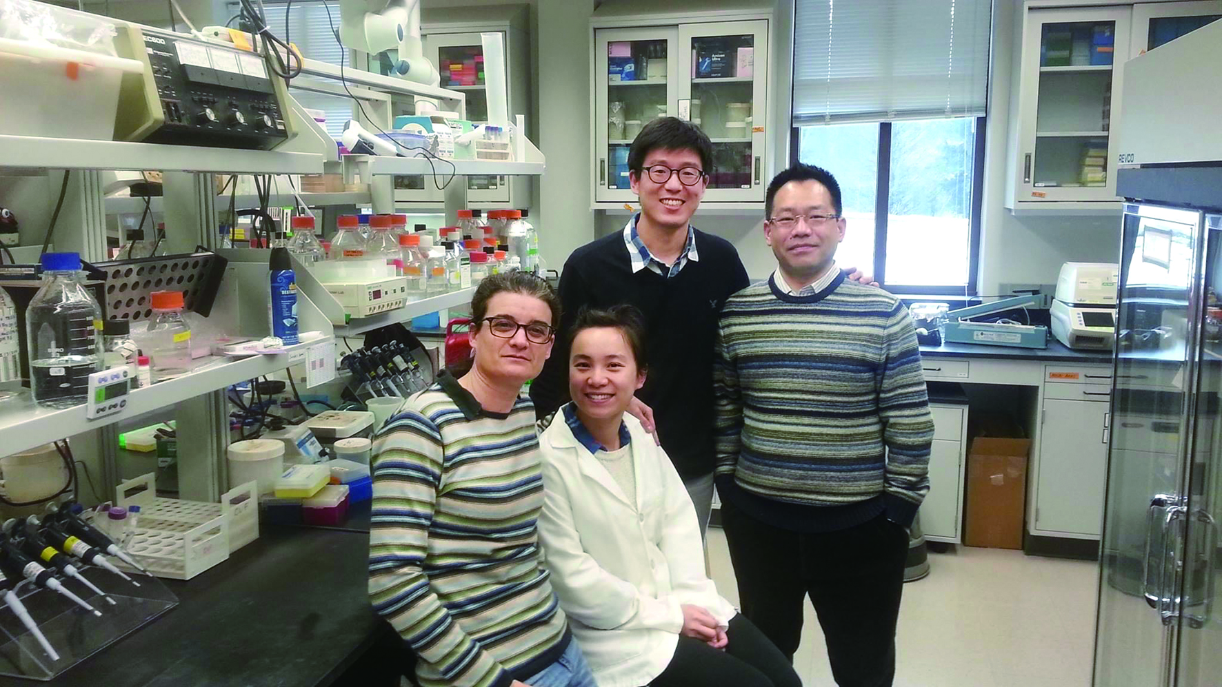 미국 버지니아공과대학교 실험실에서 찍은 사진으로 왼쪽부터 칼라 핀키엘스테인 교수, 리우 징징 박사, 필자, 고토 테츠야 박사다.