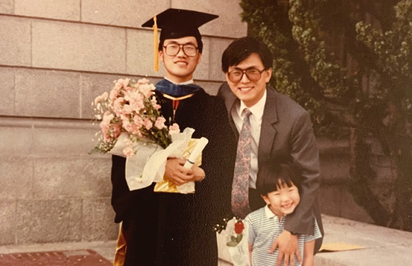1988년 미국 버클리 캘리포니아대학교에서의 박사과정 졸업식 모습. 오른쪽은 현재 아주대학교 총장인 박형주 수학과 교수다.