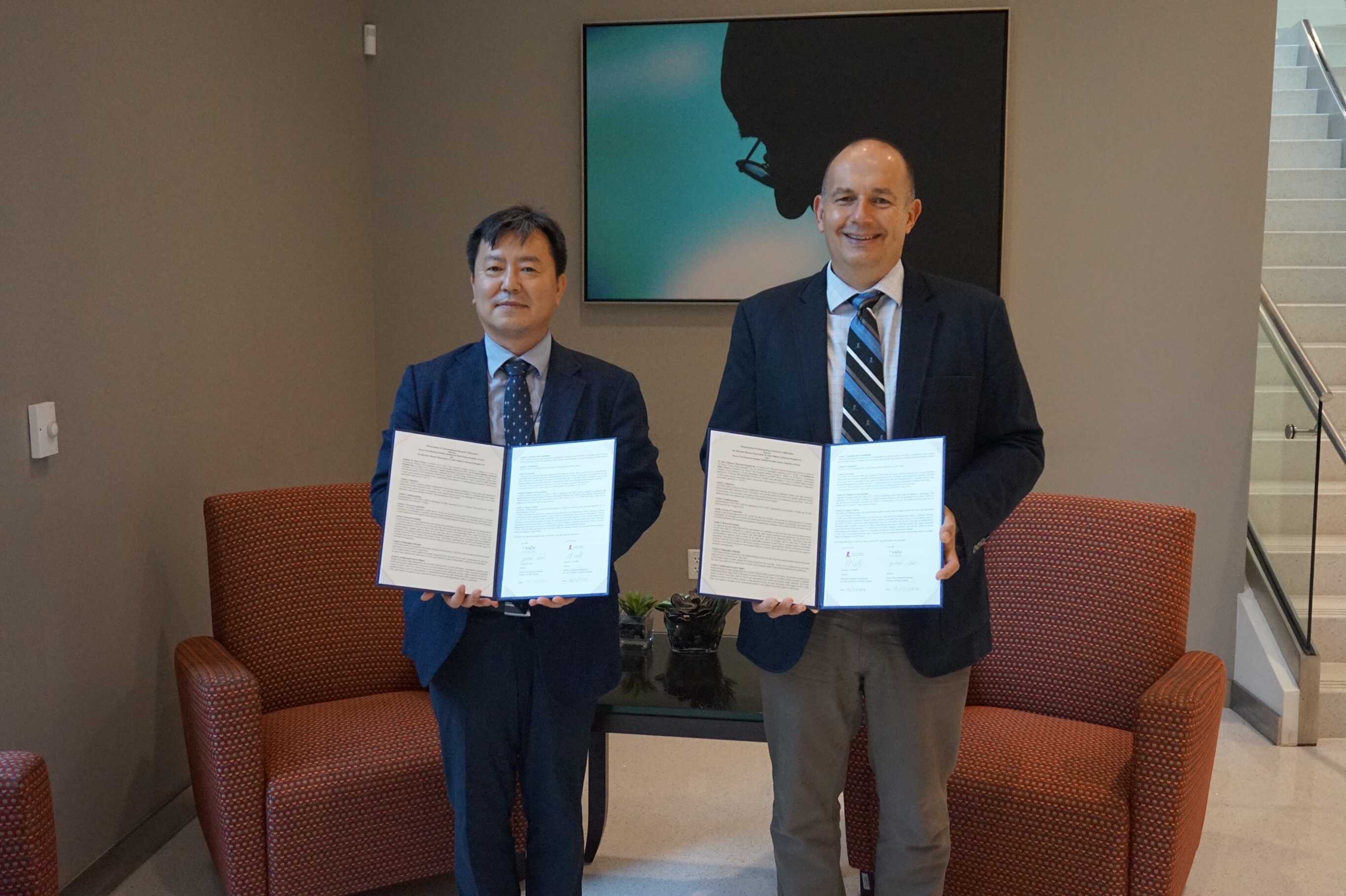 [Picture 2] On August 23rd (local time), the IBS KVRI signed an MOU agreement with St. Jude Children's Research Hospital in the U.S. for joint research on viral infectious diseases. From left, Managing Director CHOI Young Ki of the IBS KVRI and Director Richard Webby of the WHO Animal and Avian Influenza Ecology Research Center in St. Jude Children's Research Hospital.