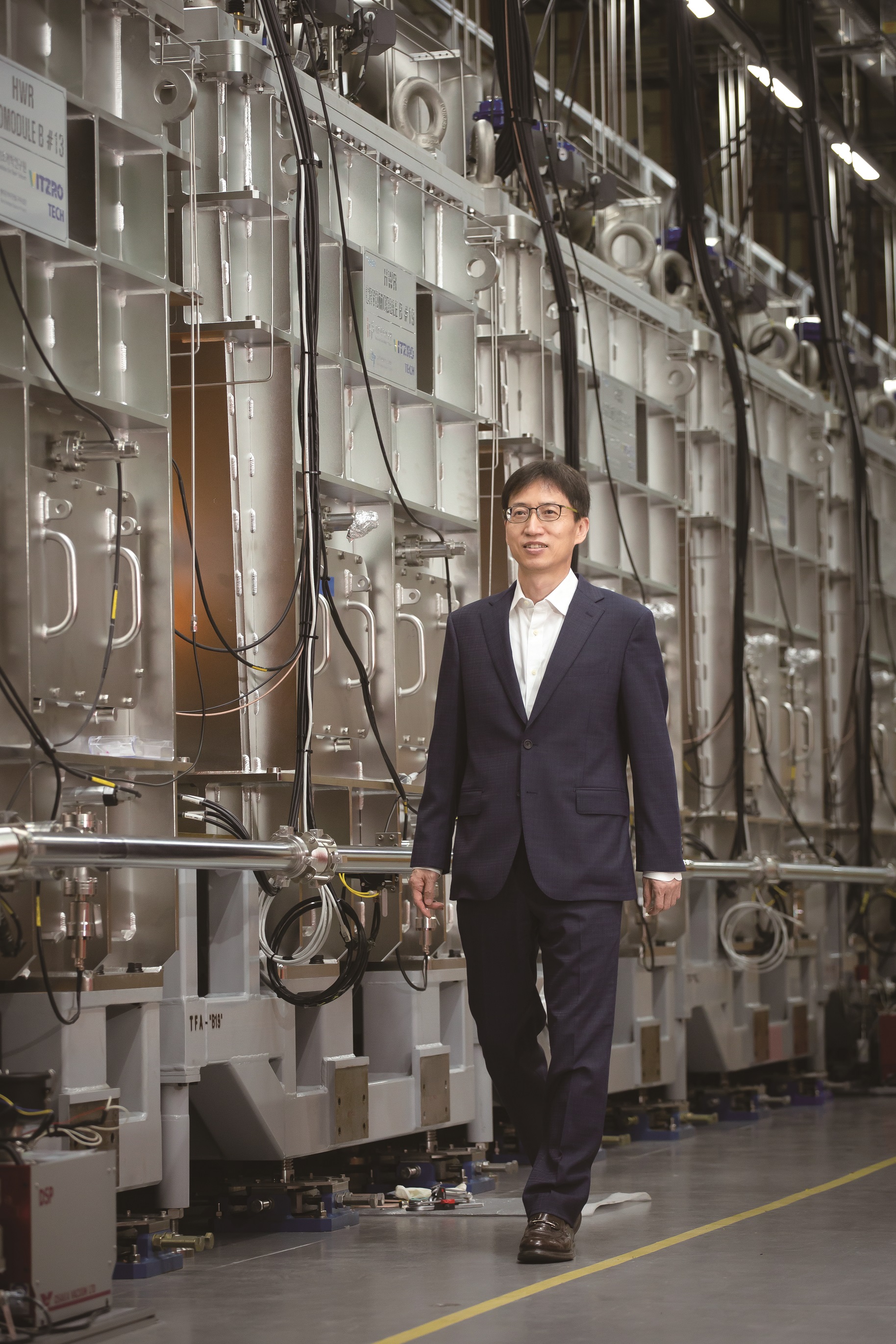 Managing Director HONG Seung Woo of the Heavy-Ion Accelerator Research Institute