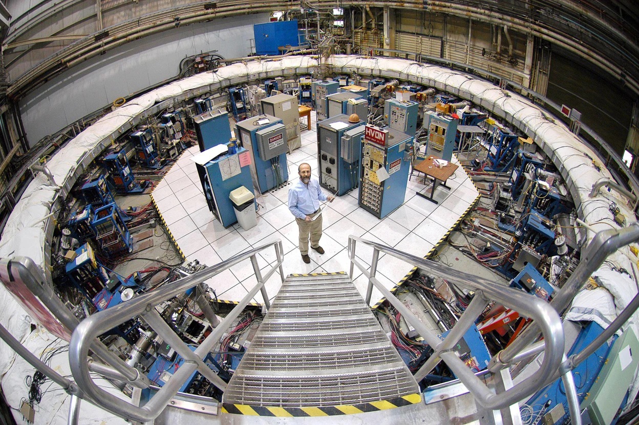 ▲ Director Yannis SEMERTZIDIS standing in the center of the muon storage ring at Brookhaven.