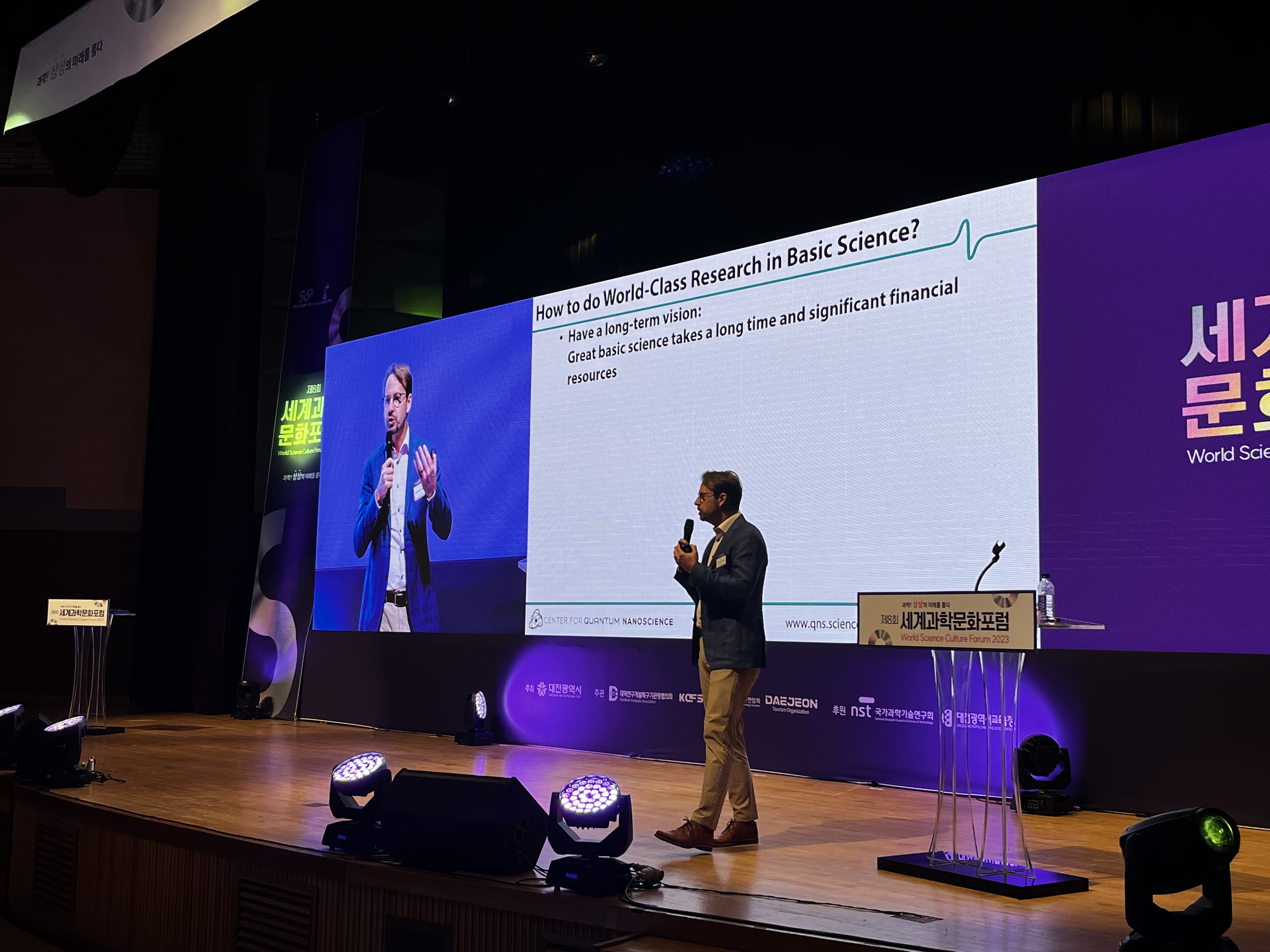 Director Andreas HEINRICH of the Center for Quantum Nanoscience is giving a lecture at the 8th World Science Culture Forum, which was held on October 20th