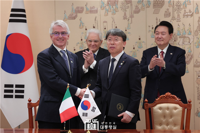 ▲ From right, South Korean President YOON Suk Yeol, IBS President NOH Do Young, Italian President Sergio MATTARELLA, INFN Managing Director Antonio ZOCCOLI