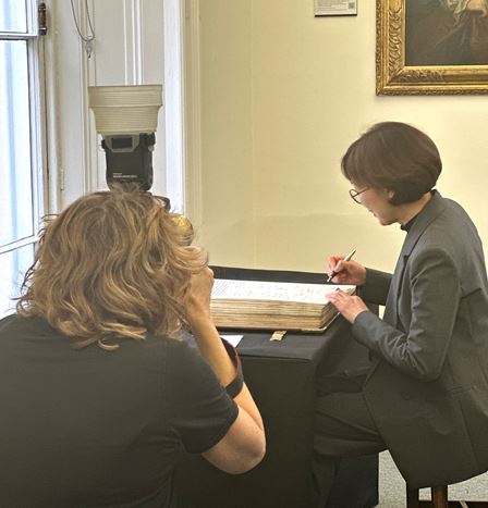 Director Kim signing the Royal Society Charter, which contains 360 years of history