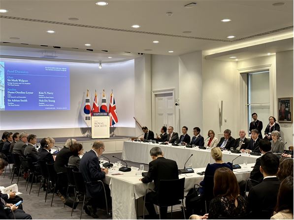 Panelists from Korea and the UK are having discussions at the Korea-UK Science Forum