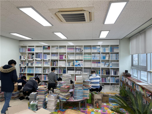 ▲ IBS 직원들이 성우보육원 도서관을 청소하는 등 봉사활동을 실시하고 있다.