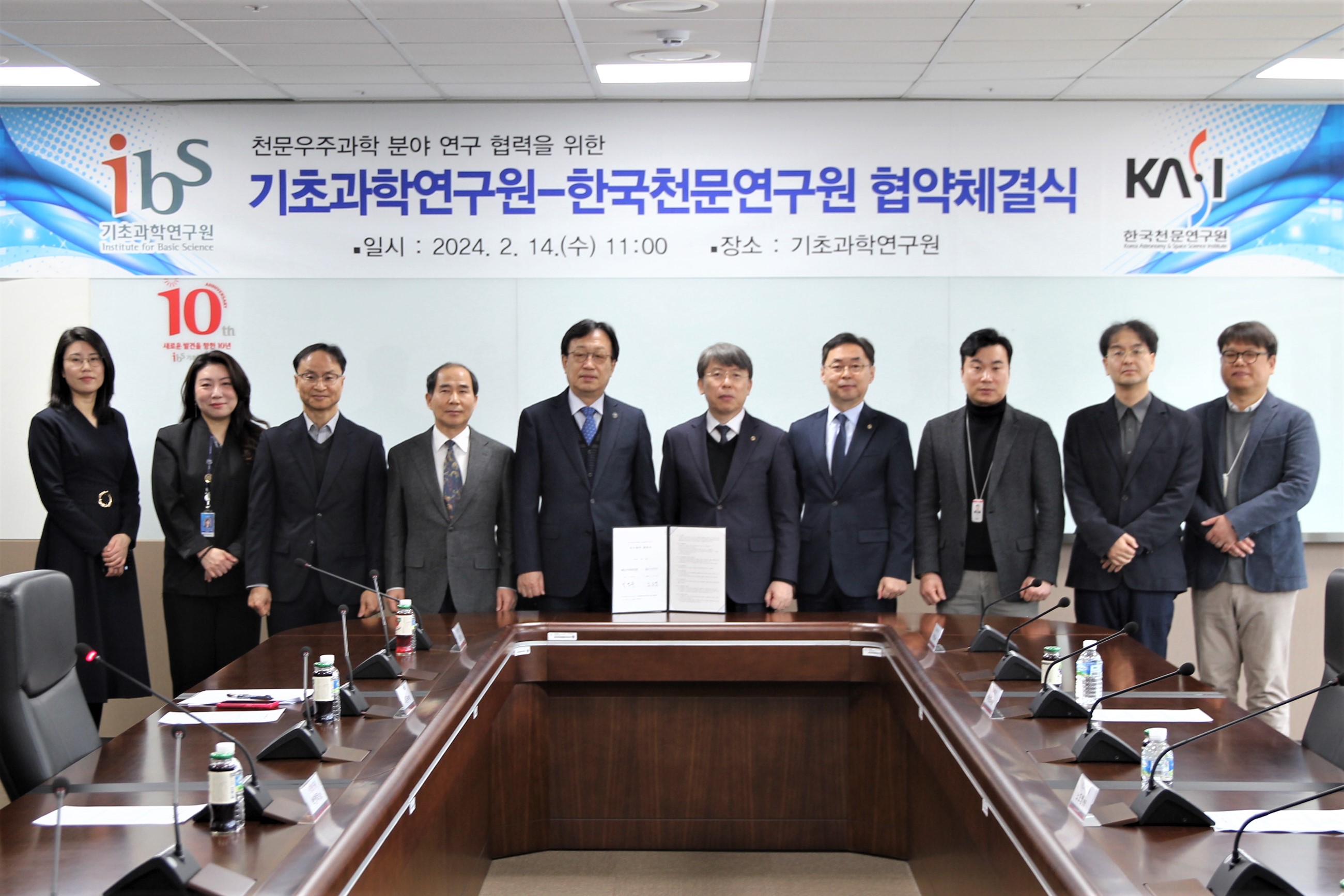 ▲ ▲Group photo session taken after the signing of the MOU, with presidents of both institutes in the center