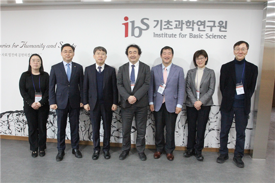 ▲ 14일 IBS 본원을 방문한 RIKEN 니시나센터 대표단과 노도영 IBS 원장이 기념촬영을 하고 있다. (왼쪽부터 IBS 희귀핵연구단 안득순 연구위원, 하성도 부원장, 노도영 원장, RIKEN 니시나센터 사쿠라이 히로요시 센터장, 우에사카 토모히로 부장, 치하루 시모야마다 실장, 희귀핵연구단 한인식 단장)