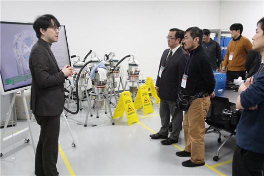 ▲ RIKEN Nishina Center delegation tours the facilities and equipment at the IBS Center for Exotic Nuclear Studies