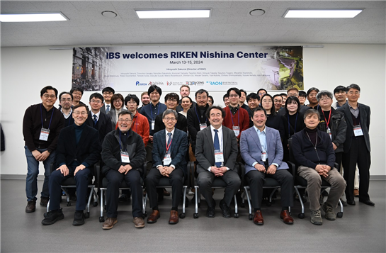 ▲ Director Hiroyoshi SAKURAI of the RIKEN Nishina Center during his visit to the IRIS