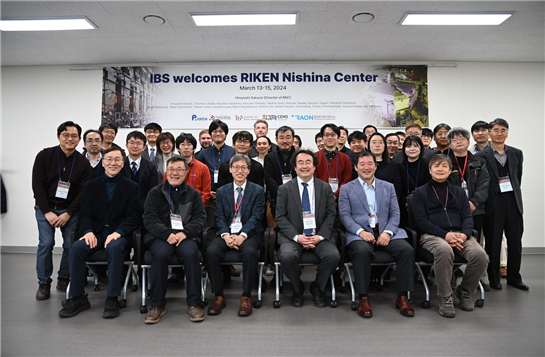 ▲ 14일 IBS 중이온가속기연구소(IRIS)를 방문한 RIKEN 니시나센터 대표단과 IBS 희귀핵연구단, IRIS 연구자들이 기념촬영을 하고 있다. (맨 앞줄 왼쪽부터 IBS 희귀핵연구단 한인식 단장, 문창범 박사, 홍승우 IRIS 소장, RIKEN 니시나센터 사쿠라이 히로요시 센터장, 우에사카 토모히로 부장, 권면 전 중이온가속기건설구축사업단장) 
            