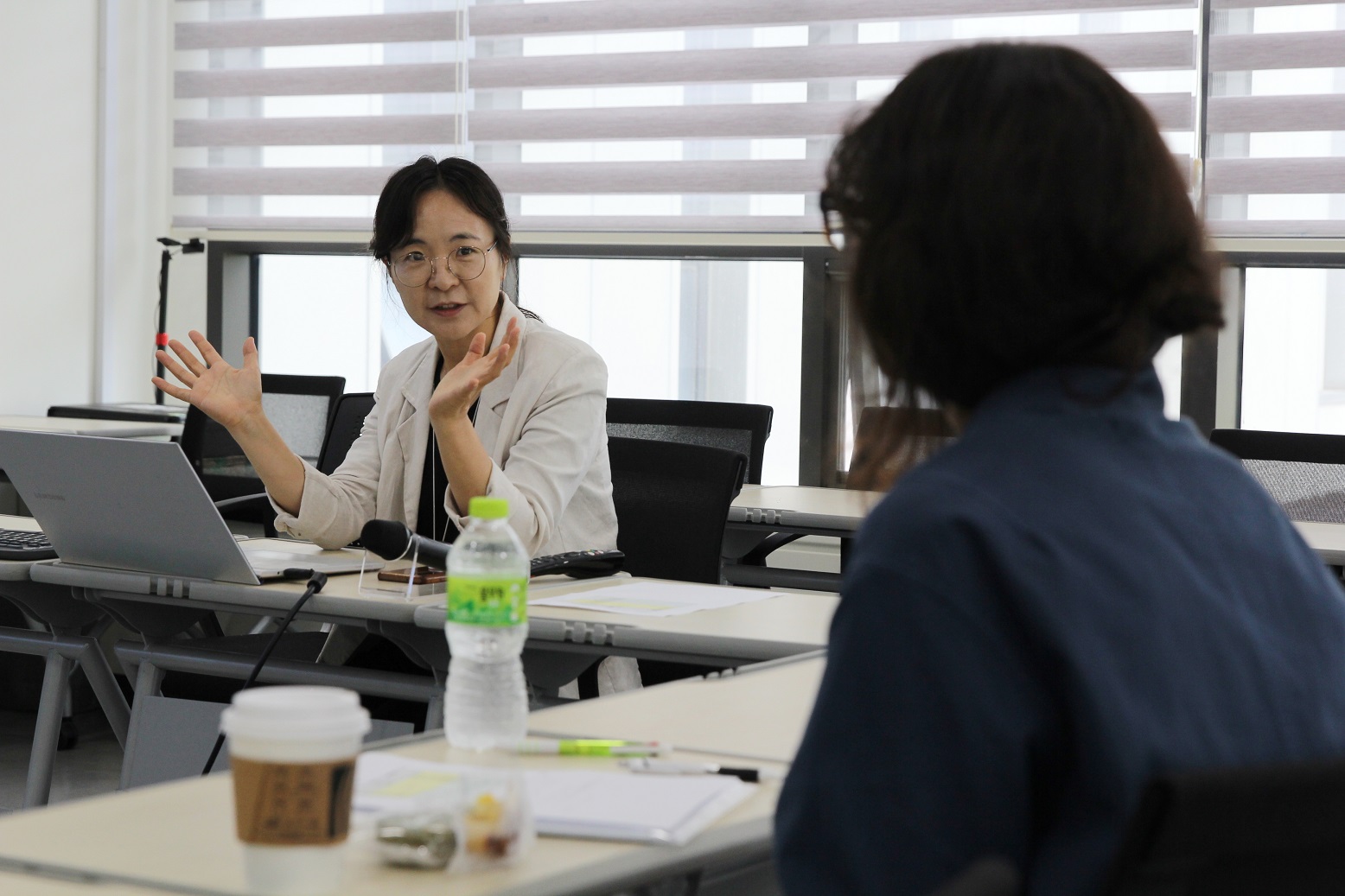 ▲ 이보영 인지 및 사회성 연구단 연구위원이 헨리에타 하웰스 네이처 뉴로사이언스 수석 편집자에게 연구성과에 대해 설명하고 있다.
